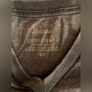 Lucky brand tshirt, so comfortable. Size small in men’s.